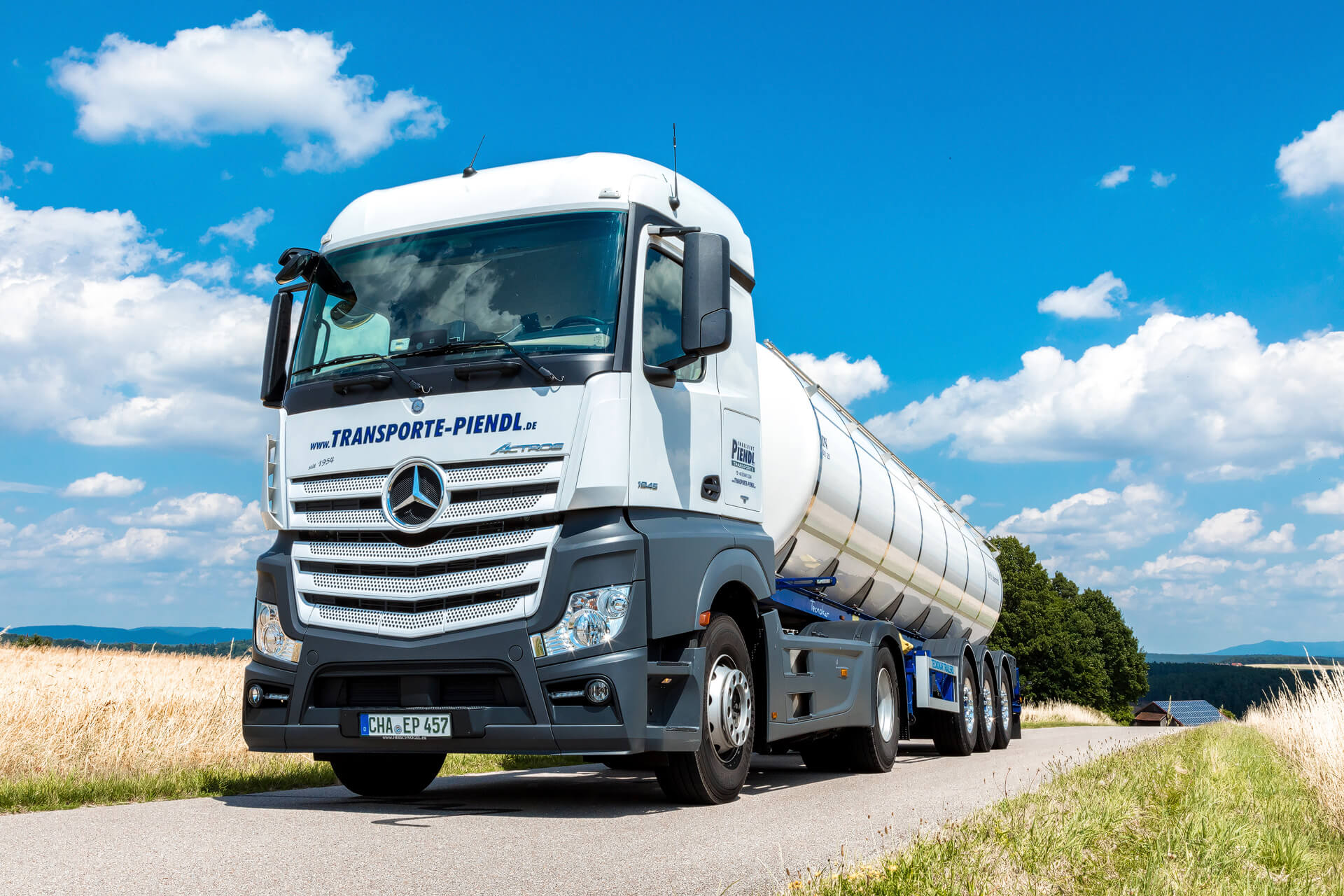 Milchtransporter auf Autobahn